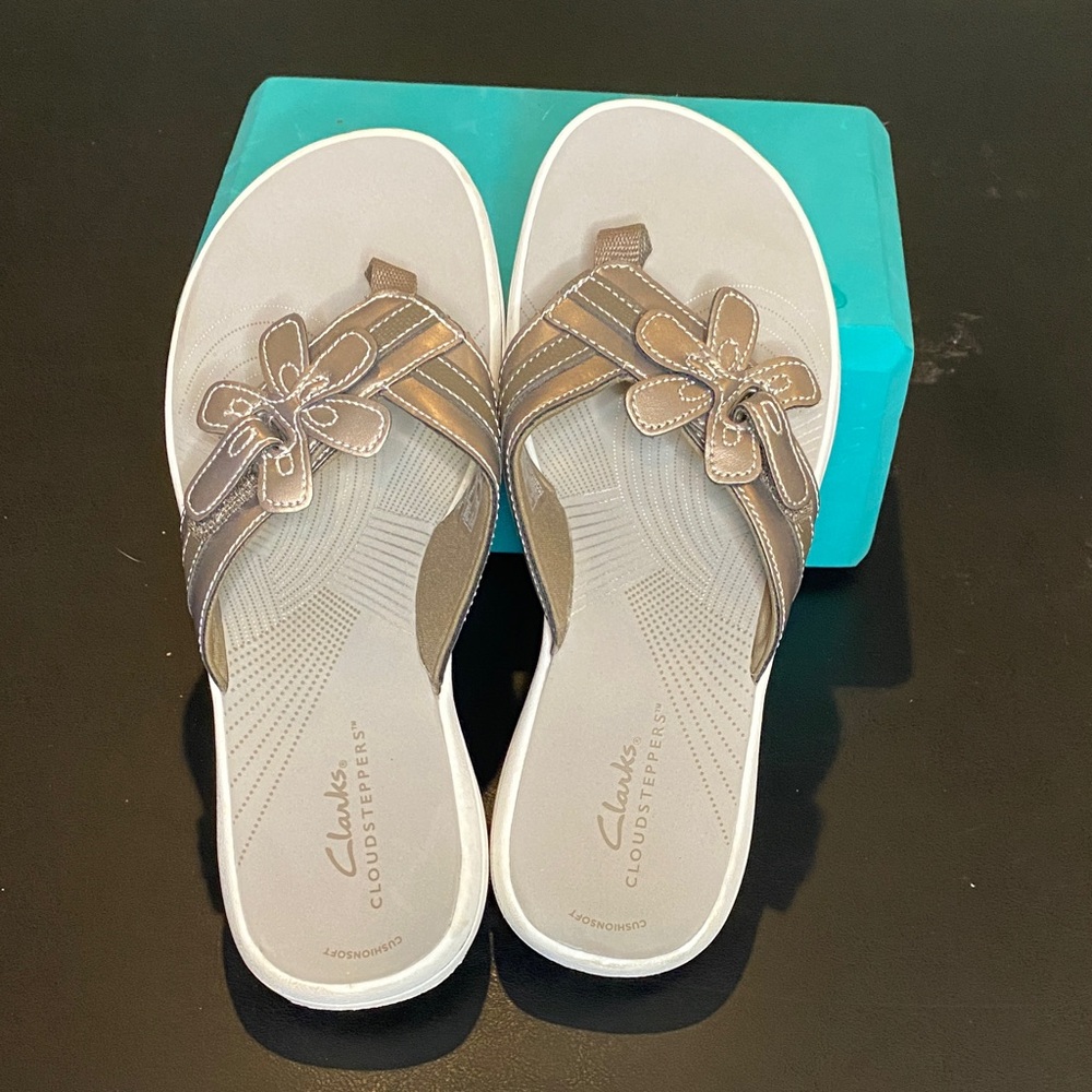 Clarks Cloudstepper Brinkley Flora Women’s Flip Flop Sandals Sz 7 Pewter Floral